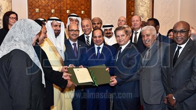 السيسي يتسلم وثيقة 