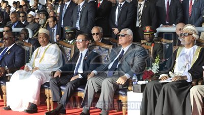 السيسي يصطحب الرؤساء والملوك إلى المنصة الرئيسية للإحتفال بافتتاح مشروع قناة السويس 