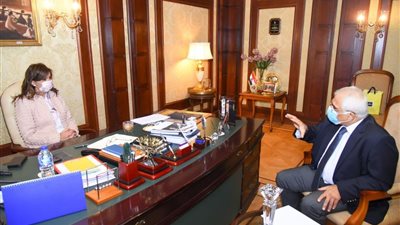 وزيرة الهجرة تبحث توطين صناعة مكونات السيارات في مصر