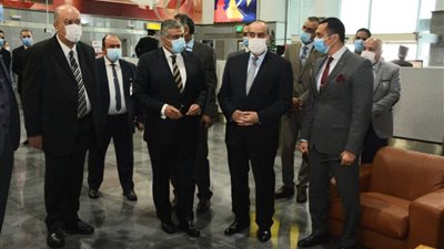 وزير الطيران يتابع استعدادت استقبال المنتخبات المشاركة ببطولة العالم لكرة اليد