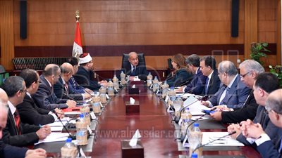 رئيس الوزراء يوجه بالإعداد المبكر لموسم الحج وإجراء القرعة (صور)