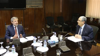 وزير الكهرباء يبحث مع سفير ايطاليا بالقاهرة تعزيز التعاون المستقبلي