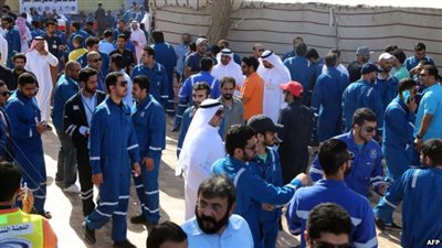 عمال النفط يبدأون إضرابا شاملا في الكويت.. والحكومة تتوعد