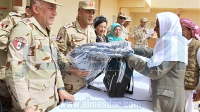 القوات المسلحة توزع مساعدات غذائية وتفتتح دار ضيافة في سيناء (صور)