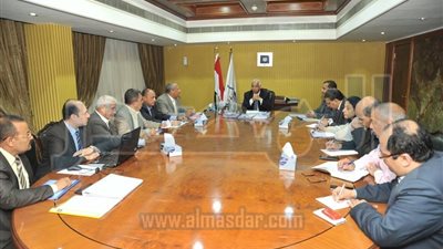 وزير النقل يطالب بسرعة إنهاء تنفيذ مشروعات الطرق 