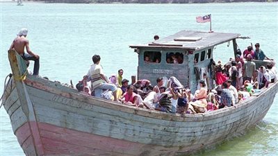 بالفيديو.. انقاذ سفينة مهاجرين على متنها 400 مهاجر قبالة اندونيسيا