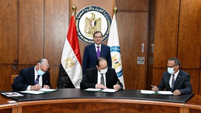 شركات غازتك وكارجاس وشل أوت توقع عقود إنشاء محطات تموين غاز