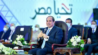 «السيسي» يطالب بالحوكمة في مصانع القطاع العام: «لا نريد العودة للخراب»