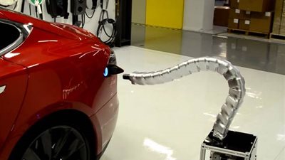  بالفيديو.. أفعى روبوتية لشحن سيارات 