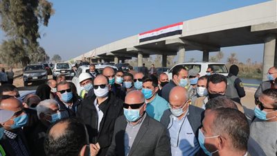 بتكلفة 1.7 مليار جنيه.. وزير النقل يتابع أعمال المرحلة الأولى من محور ديروط