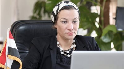 وزيرة البيئة تستعرض تقريرًا حول إنجازات الإدارة المتكاملة للمخلفات