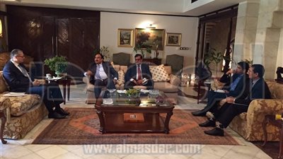 سفير مصر في نيودلهى يلتقى وفداً من مجموعة 