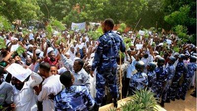 وقفة احتجاجية أمام السفارة البريطانية بالخرطوم لإستضافة لندن متمردين سودانيين