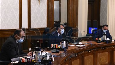 رئيس الوزراء يبحث مع الشركات تأمين احتياجات المُستشفيات من الأكسجين