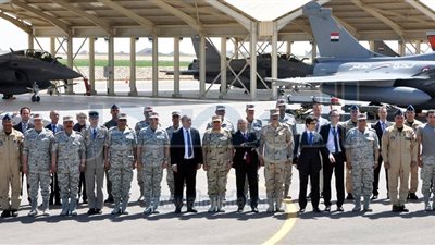 صدقي صبحي ووزير الدفاع الفرنسي يتفقدان قاعدة جوية