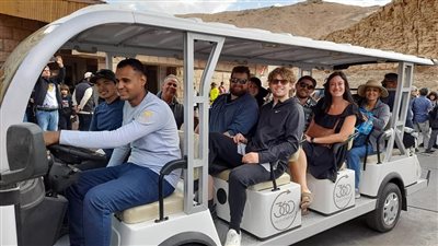 بدء تشغيل السيارات الكهربية الجديدة لنقل الزائرين بالبر الغربي في الأقصر