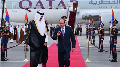 الرئيس السيسي يستقبل أمير دولة قطر بمطار القاهرة