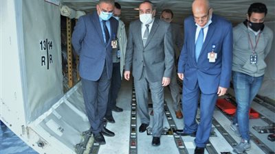 وزير الطيران يتفقد أتوبيسات نقل الركاب الجديدة