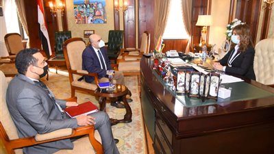 «الهجرة» و«يونيدو» يبحثان التعاون لإنجاح مؤتمر مصر تستطيع بالصناعة