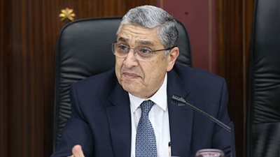 شاكر يستعرض مشروعات الربط الكهربائي بين مصر والسودان وليبيا