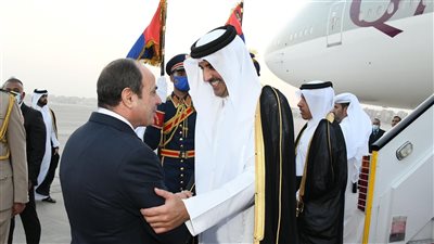 السيسي يودع أمير قطر بمطار القاهرة في ختام زيارته لمصر