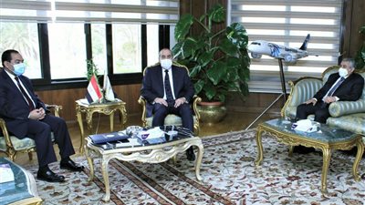 وزير الطيران يشيد بجهود «التنظيم والإدارة» في رفع كفاءة الأداء الحكومي