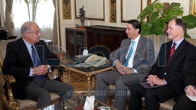 رئيس الوزراء: حريصون على استمرار العمل مع الشركاء الدوليين في قطاع استكشافات البترول 