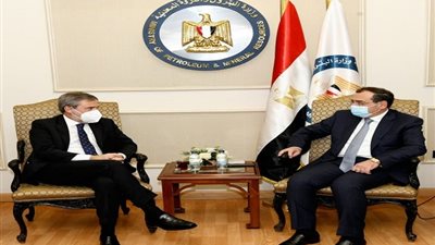 وزير البترول يستعرض مع السفير الإيطالي أنشطة الشركات العاملة في مصر