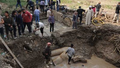 شاهد.. انتشال تمثال رمسيس الثاني بمنطقة المطرية