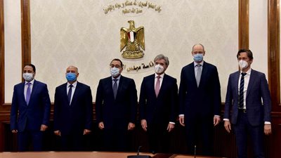 «النقل» توقع مذكرة تفاهم مع «سيمنز» لإنشاء القطار الكهربائى 