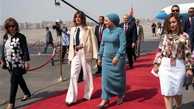 قرينة الرئيس السيسى تستقبل ميلانيا ترامب بمطار القاهرة