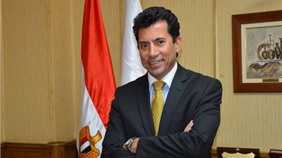 وزير الرياضة يتابع مع غرفة العمليات تعقيم وتطهير الصالات المغطاة