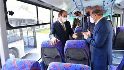 السيسي يتفقد مركبات متعددة الاستخدام تعمل بالغاز الطبيعي والكهرباء