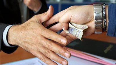 القبض على محافظ حلوان السابق لتلقيه رشوة مليون جنيه