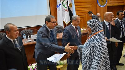 توزيع 536 شهادة أمان للعمالة غير المنتظمة بملتقى 