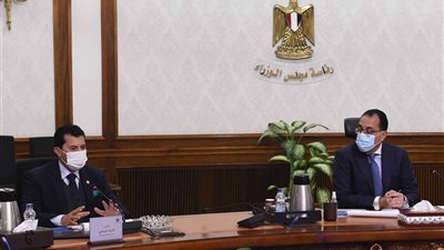 «مدبولي» يستعرض مع وزير الشباب الفرص الاستثمارية المتاحة بالوزارة