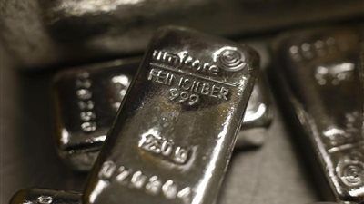 الفضة تنخفض من أعلى مستوى في 11 شهرا مع صعود الدولار