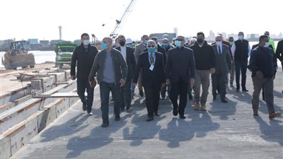 وزير النقل يتابع تنفيذ المشروعات الخدمية في ميناء الإسكندرية