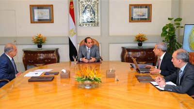 السيسي يجتمع مع شريف إسماعيل ووزير التجارة
