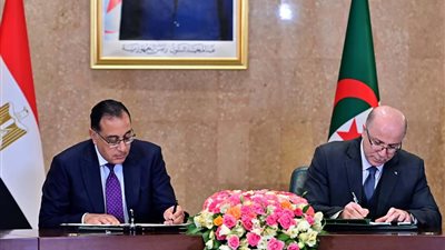 رئيس الوزراء ونظيره الجزائري يشهدان توقيع عدد من الوثائق في عدة مجالات