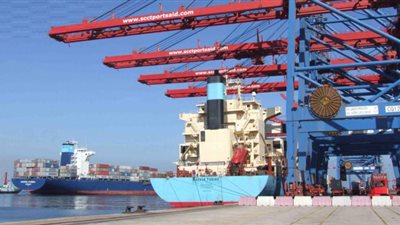 ميناء غرب بورسعيد يستقبل سفينتى بضائع عامة