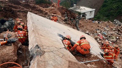 كارثة جديدة بالصين.. انهيار أرضي يبتلع أكثر من 65 شخصاً في 