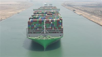 قناة السويس تشهد عبور أكبر سفينة حاويات في العالم