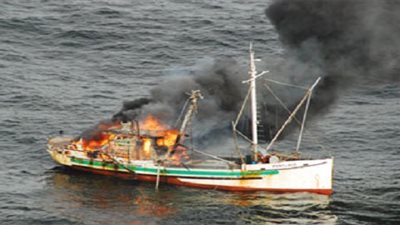 إخماد حريق بمركب صيد بميناء 