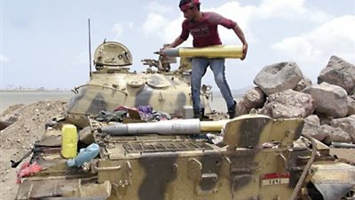 بالفيديو.. اشتباكات بالأسلحة الثقيلة بين الحوثيين والمقاومة الشعبية جنوبي اليمن