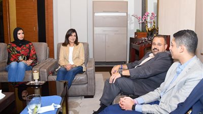 وزيرة الهجرة تلتقي شباب المصريين بالخارج المشاركين في منتدى الشباب