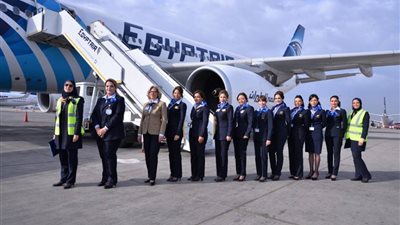 وزير الطيران يودع رحلتين بأطقم نسائية كاملة احتفالا بيوم المرأة