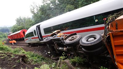 بالفيديو.. مصرع 2 وإصابة 20 بحادث اصطدام قطار بشاحنة شمال ألمانيا