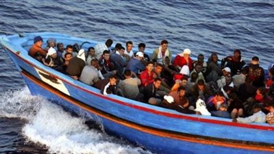 مصرع 40 مهاجراً في المتوسط والبحرية الايطالية مستمرة بعملية الانقاذ