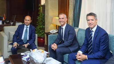 وزير الصناعة يبحث مع ممثلى 